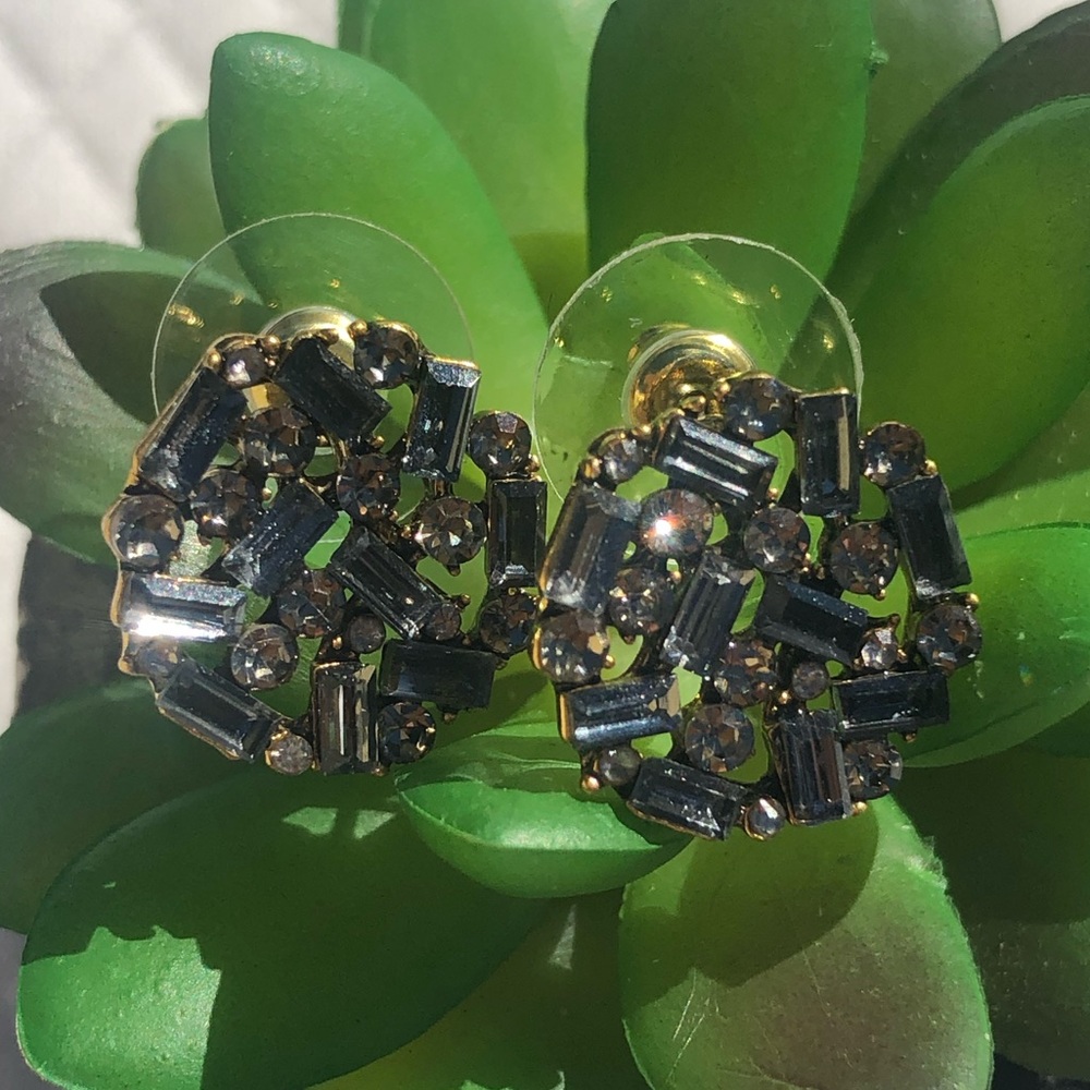 Beautiful sparkly classic earrings. Timeless feel 💚